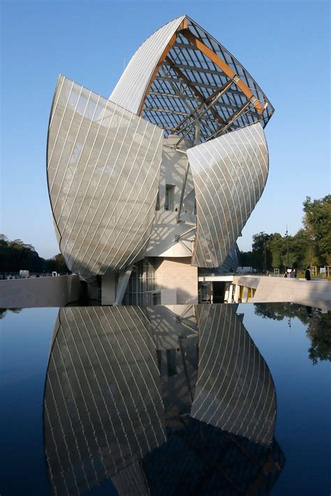 fondation Louis Vuitton architect